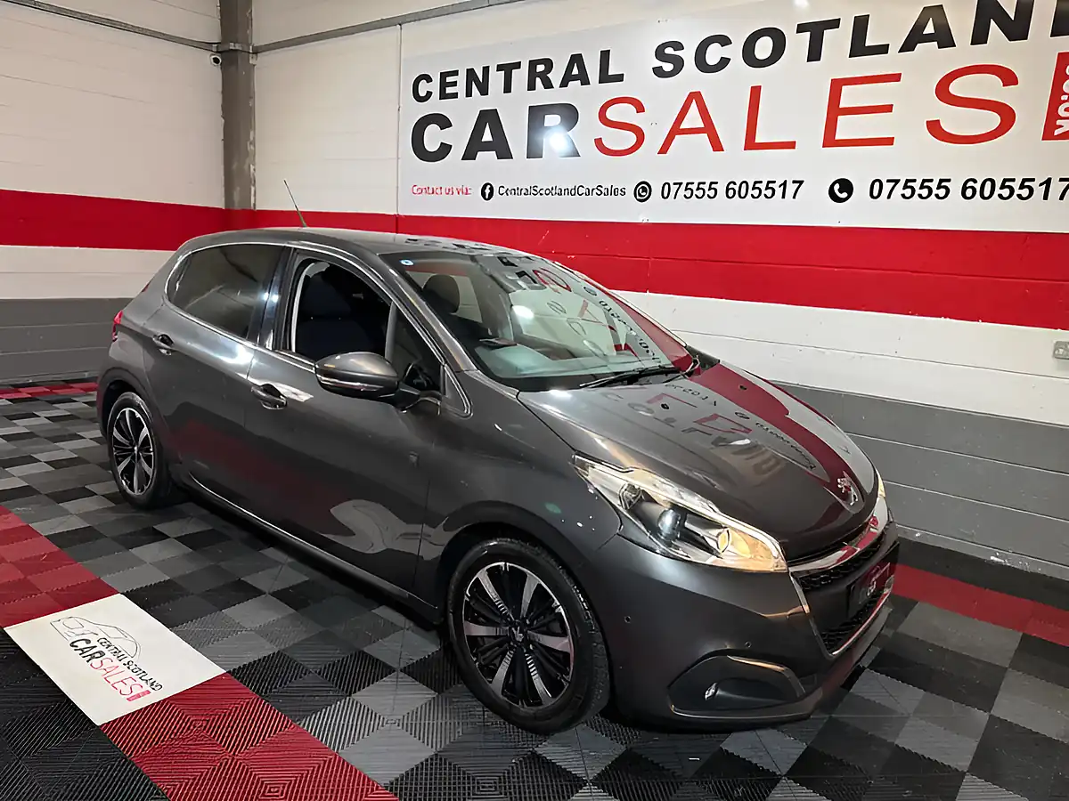 Used 2019 Peugeot 208 Tech Edition Grey - Front View