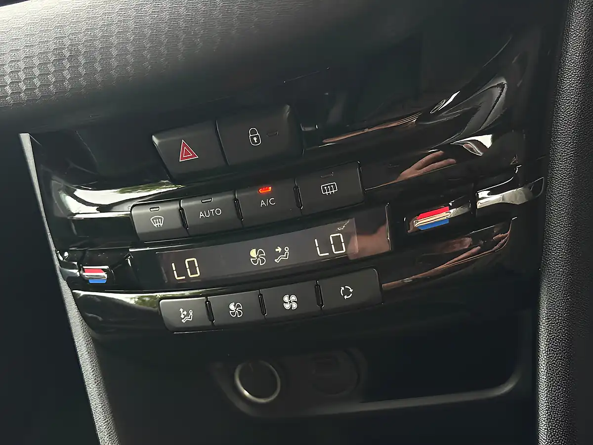 Used 2019 Peugeot 208 Tech Edition Red - Interior and Exterior details 15