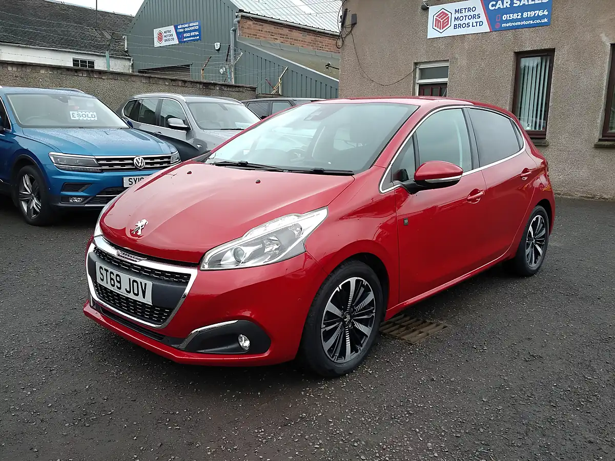 Used 2019 Peugeot 208 Tech Edition Red - Front View