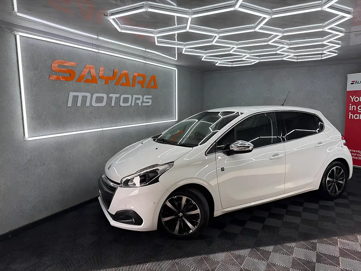 Used 2019 Peugeot 208 Tech Edition White - Front View