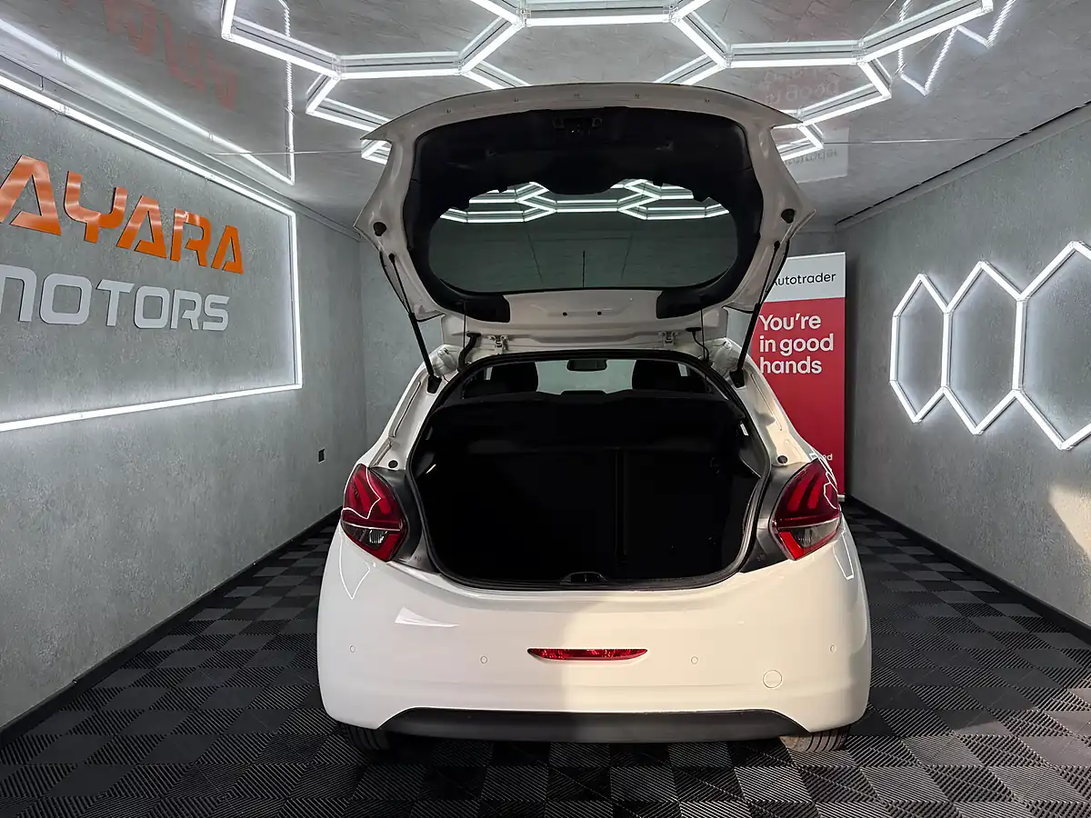 Used 2019 Peugeot 208 Tech Edition White - Interior and Exterior details 13
