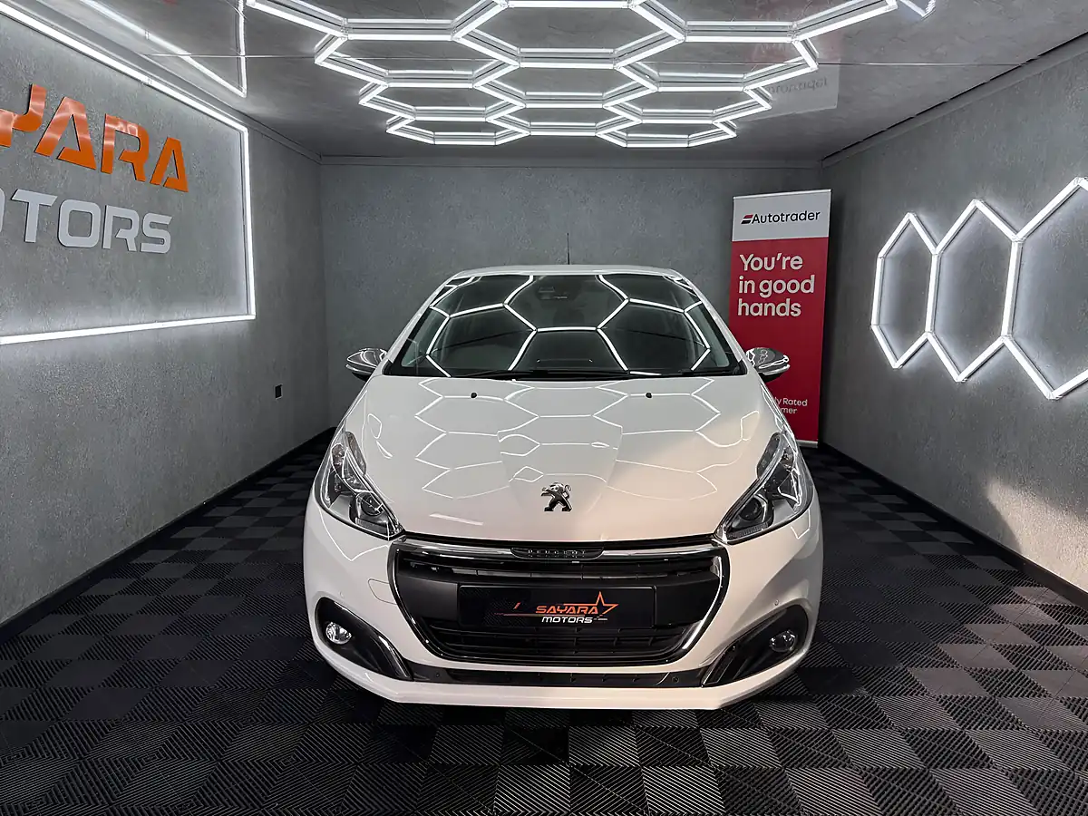 Used 2019 Peugeot 208 Tech Edition White - Interior and Exterior details 3