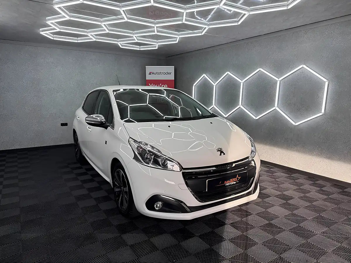 Used 2019 Peugeot 208 Tech Edition White - Interior and Exterior details 4