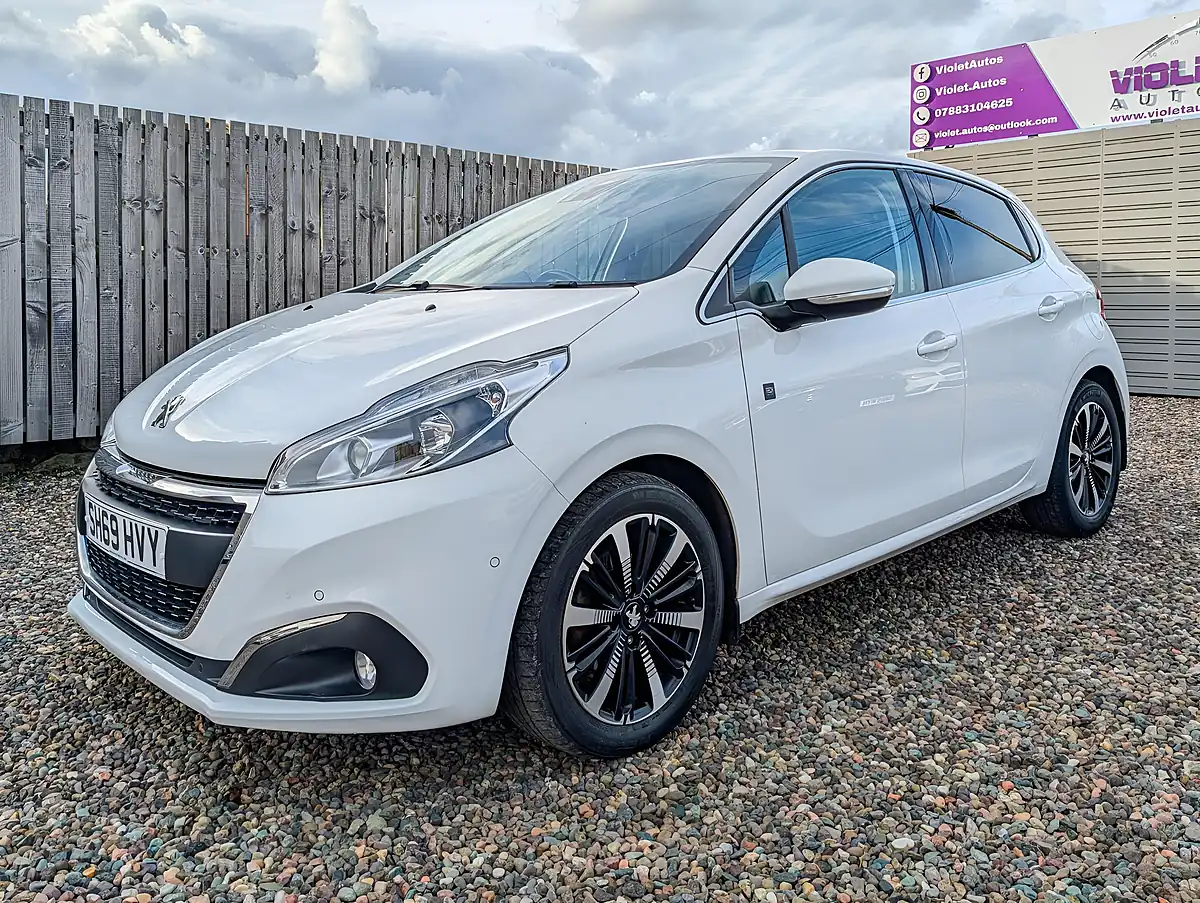 Used 2019 Peugeot 208 Tech Edition White - Interior and Exterior details 10