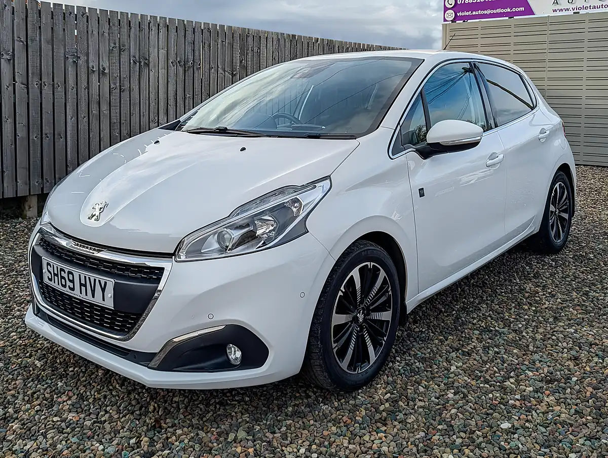 Used 2019 Peugeot 208 Tech Edition White - Interior and Exterior details 11
