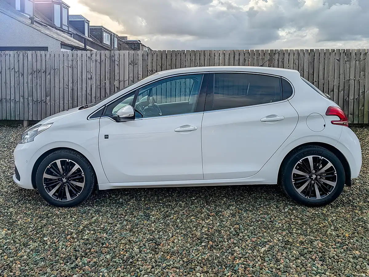 Used 2019 Peugeot 208 Tech Edition White - Interior and Exterior details 13
