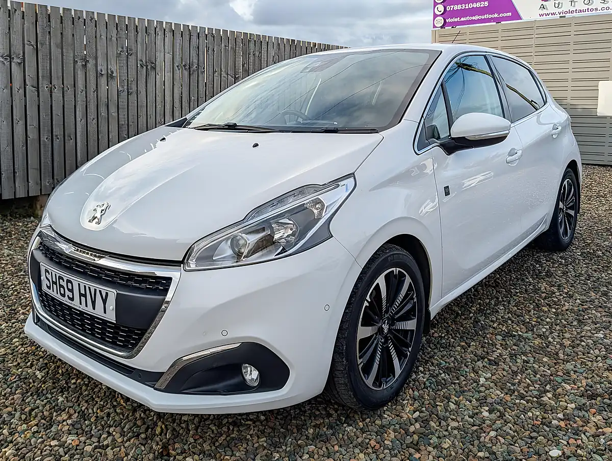 Used 2019 Peugeot 208 Tech Edition White - Interior and Exterior details 3