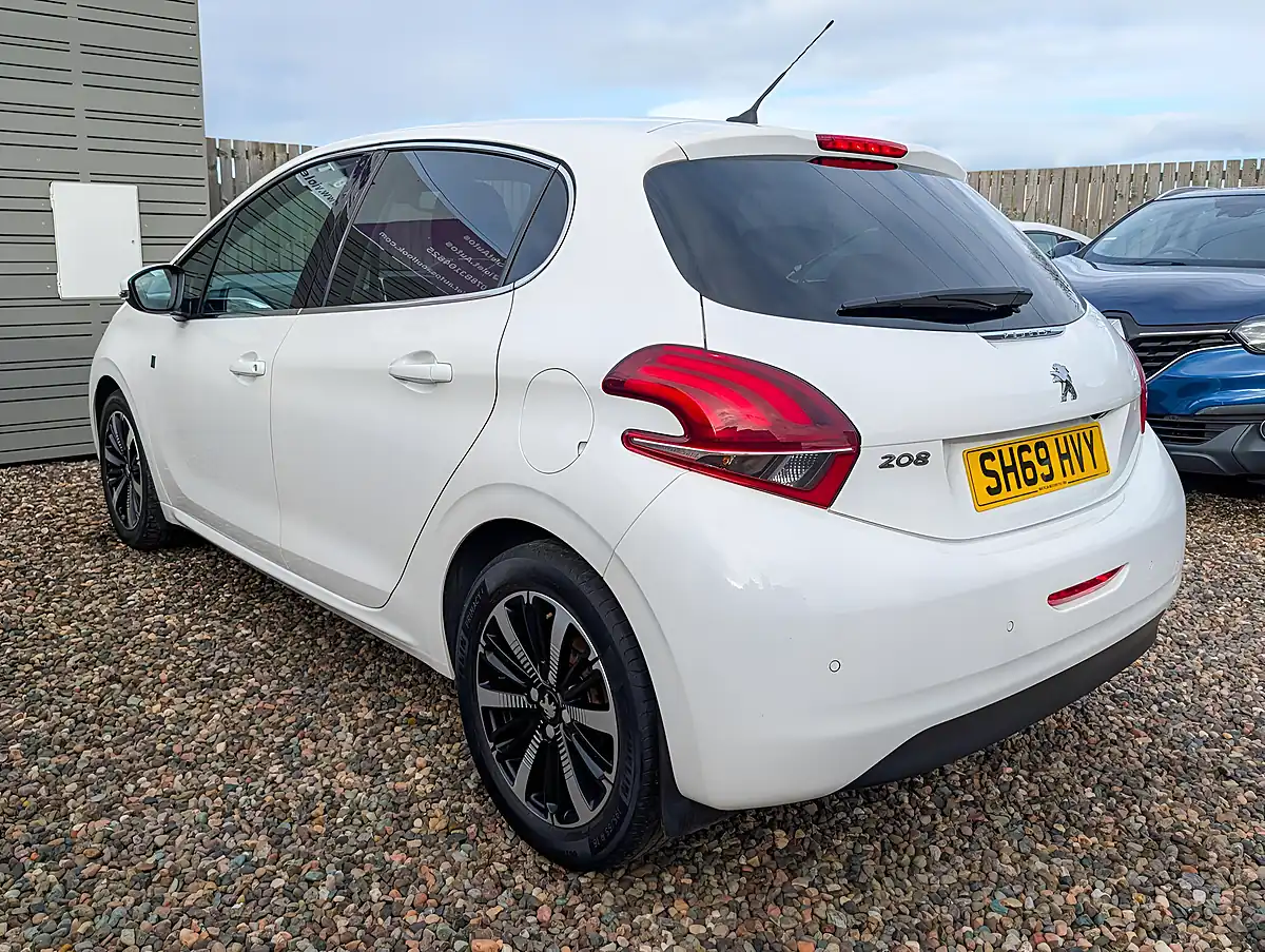 Used 2019 Peugeot 208 Tech Edition White - Interior and Exterior details 4