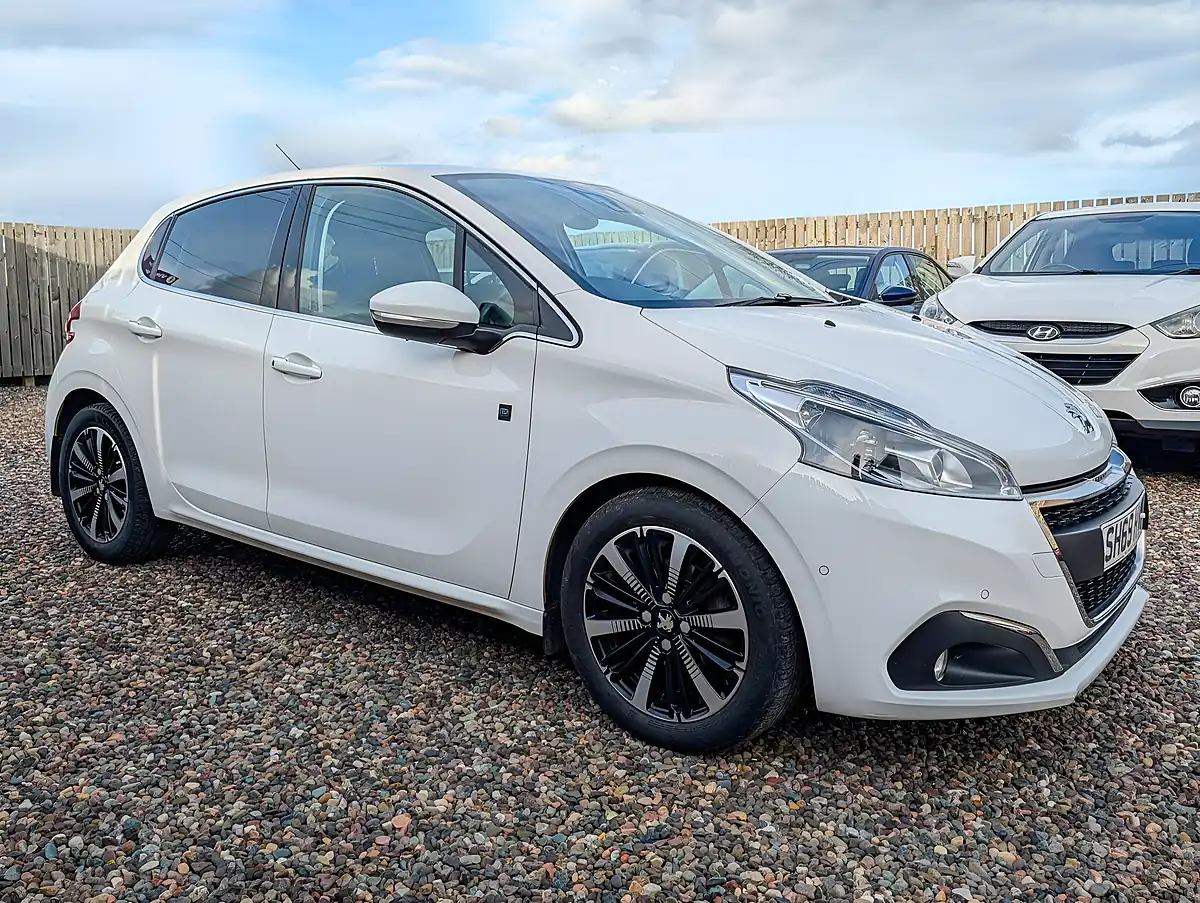 Used 2019 Peugeot 208 Tech Edition White - Interior and Exterior details 6