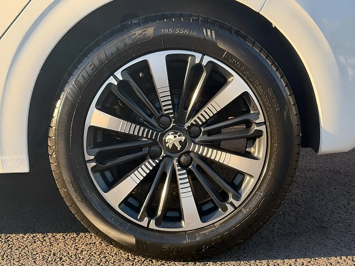 Used 2019 Peugeot 208 Tech Edition White - Interior and Exterior details 12