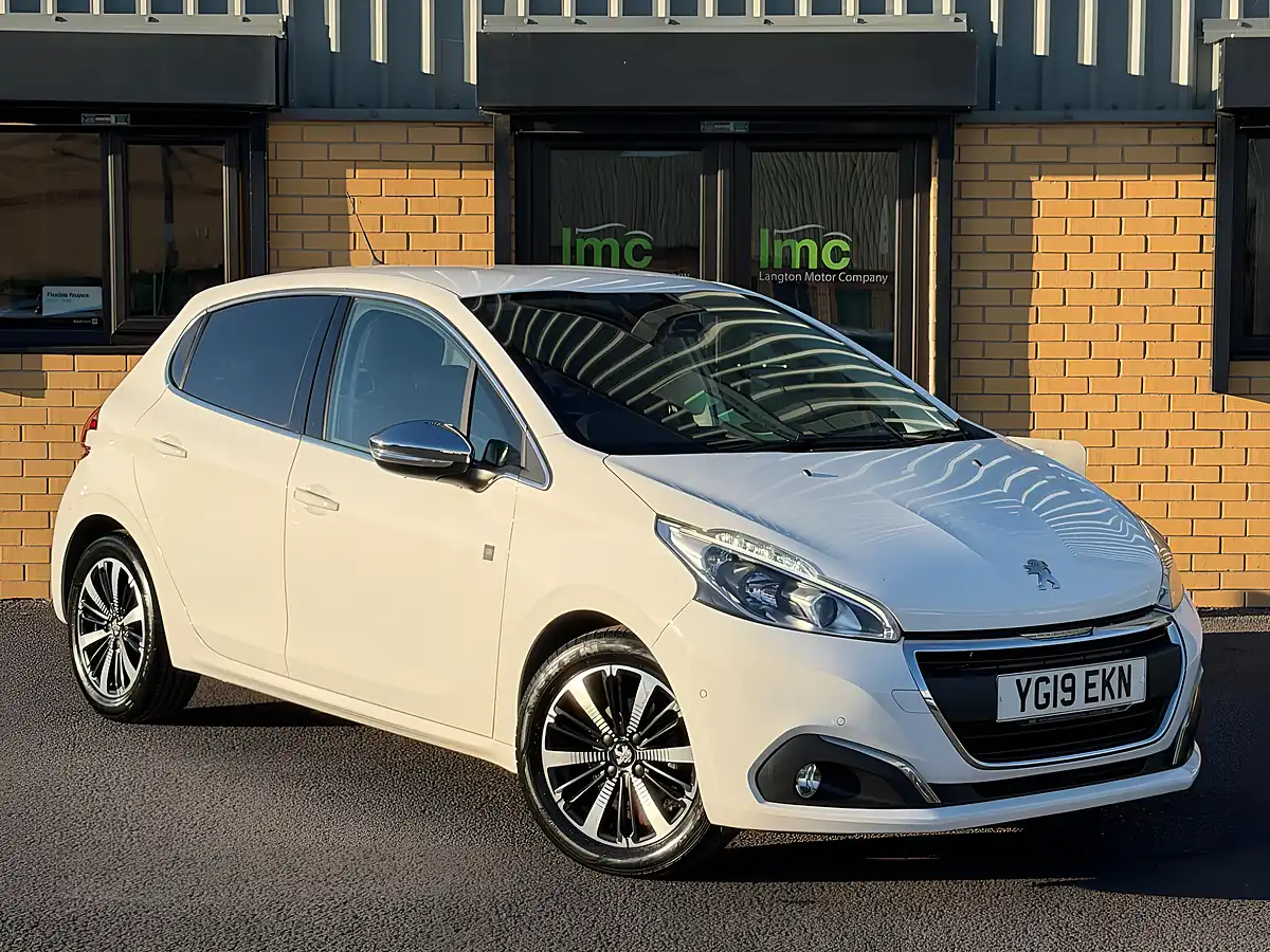 Used 2019 Peugeot 208 Tech Edition White - Interior and Exterior details 8