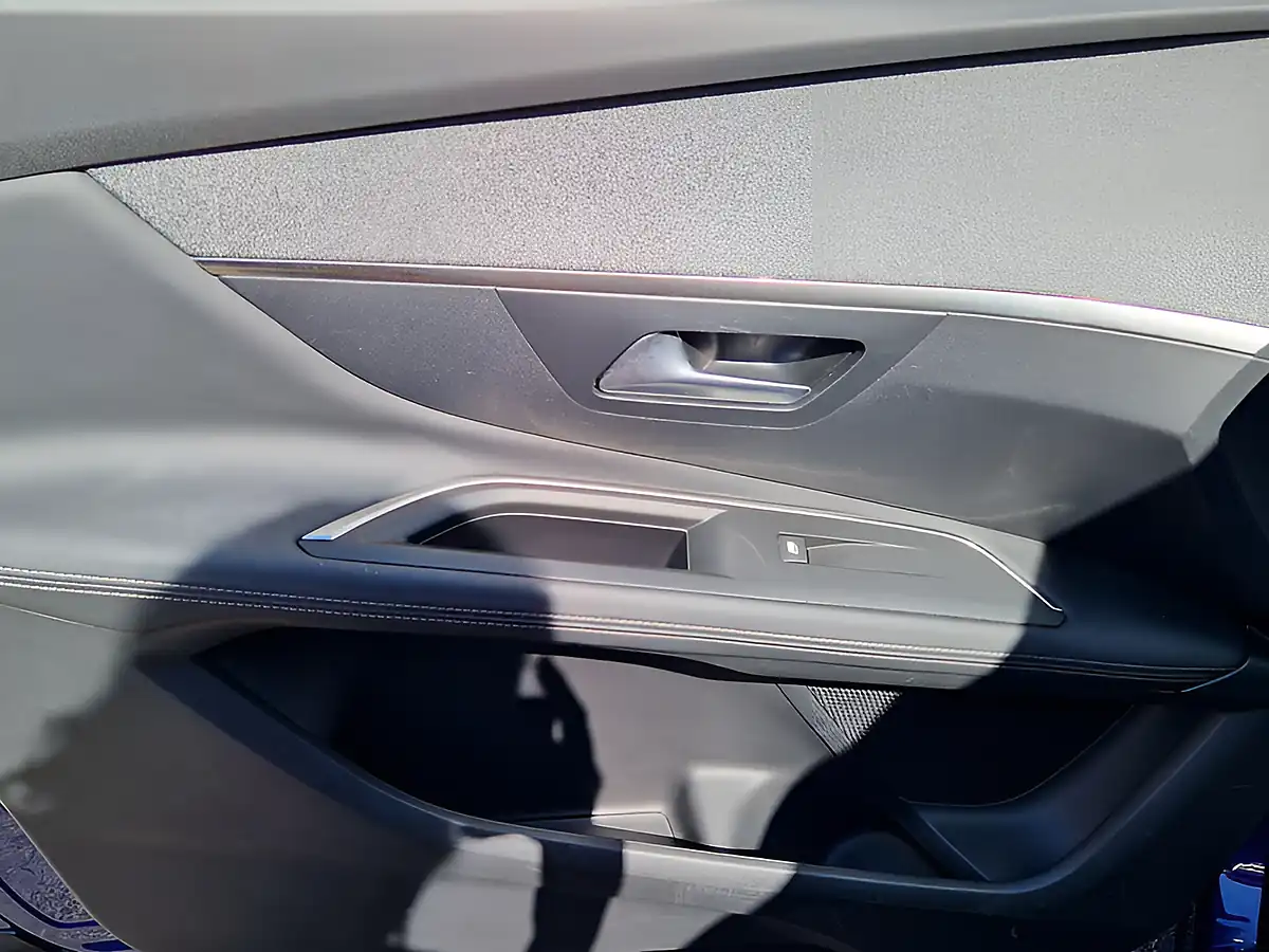 Used 2019 Peugeot 3008 Allure Blue - Interior and Exterior details 17