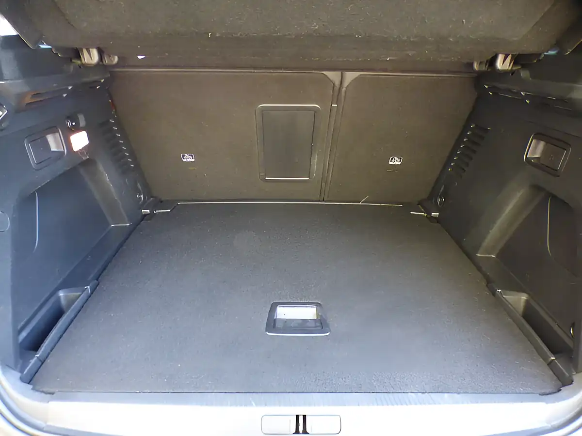 Used 2019 Peugeot 3008 Allure Bronze - Interior and Exterior details 12
