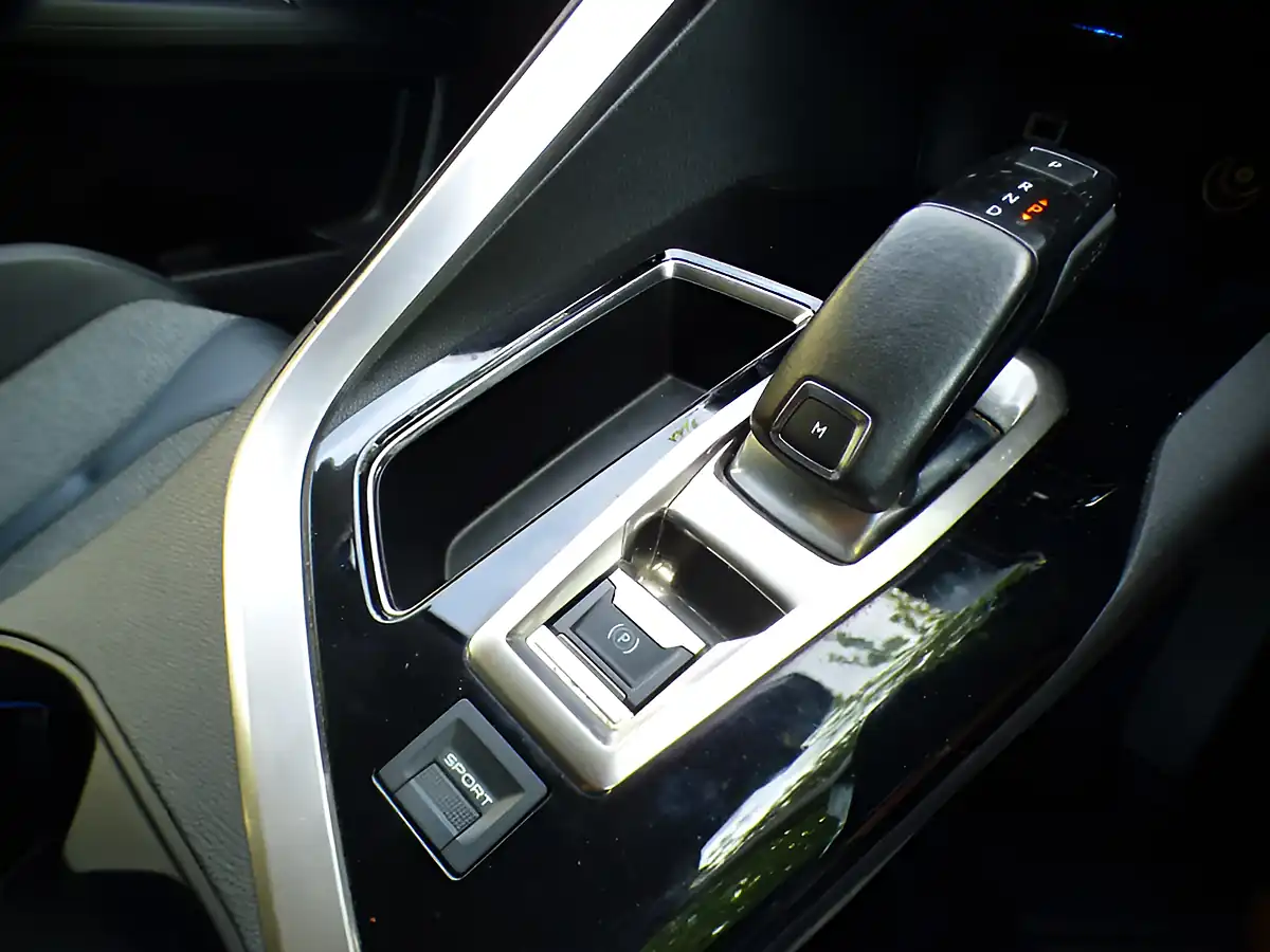 Used 2019 Peugeot 3008 Allure Bronze - Interior and Exterior details 15