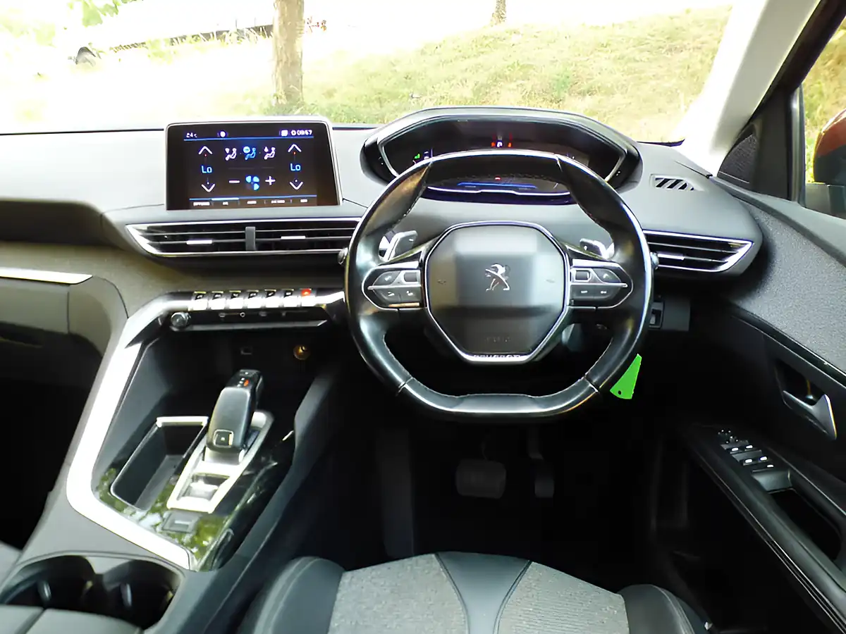 Used 2019 Peugeot 3008 Allure Bronze - Interior and Exterior details 6