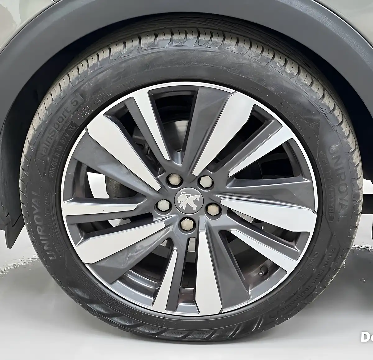 Used 2019 Peugeot 3008 Allure Grey - Interior and Exterior details 6