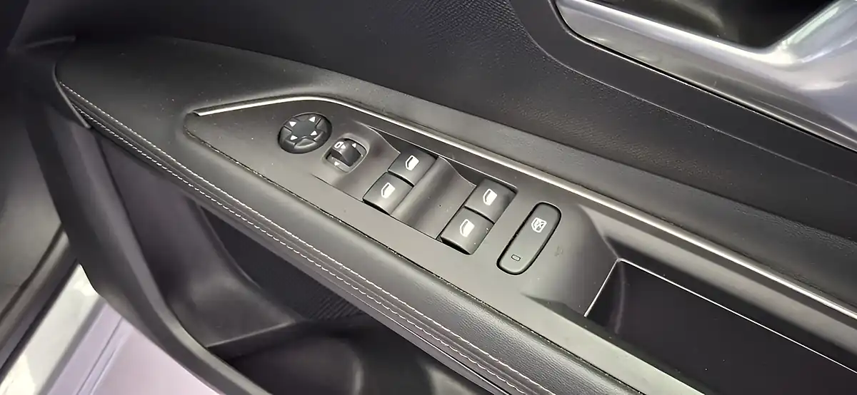 Used 2019 Peugeot 3008 Allure Grey - Interior and Exterior details 11