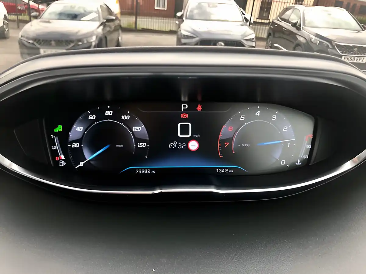 Used 2019 Peugeot 3008 Allure Magnetic Blue - Interior and Exterior details 4