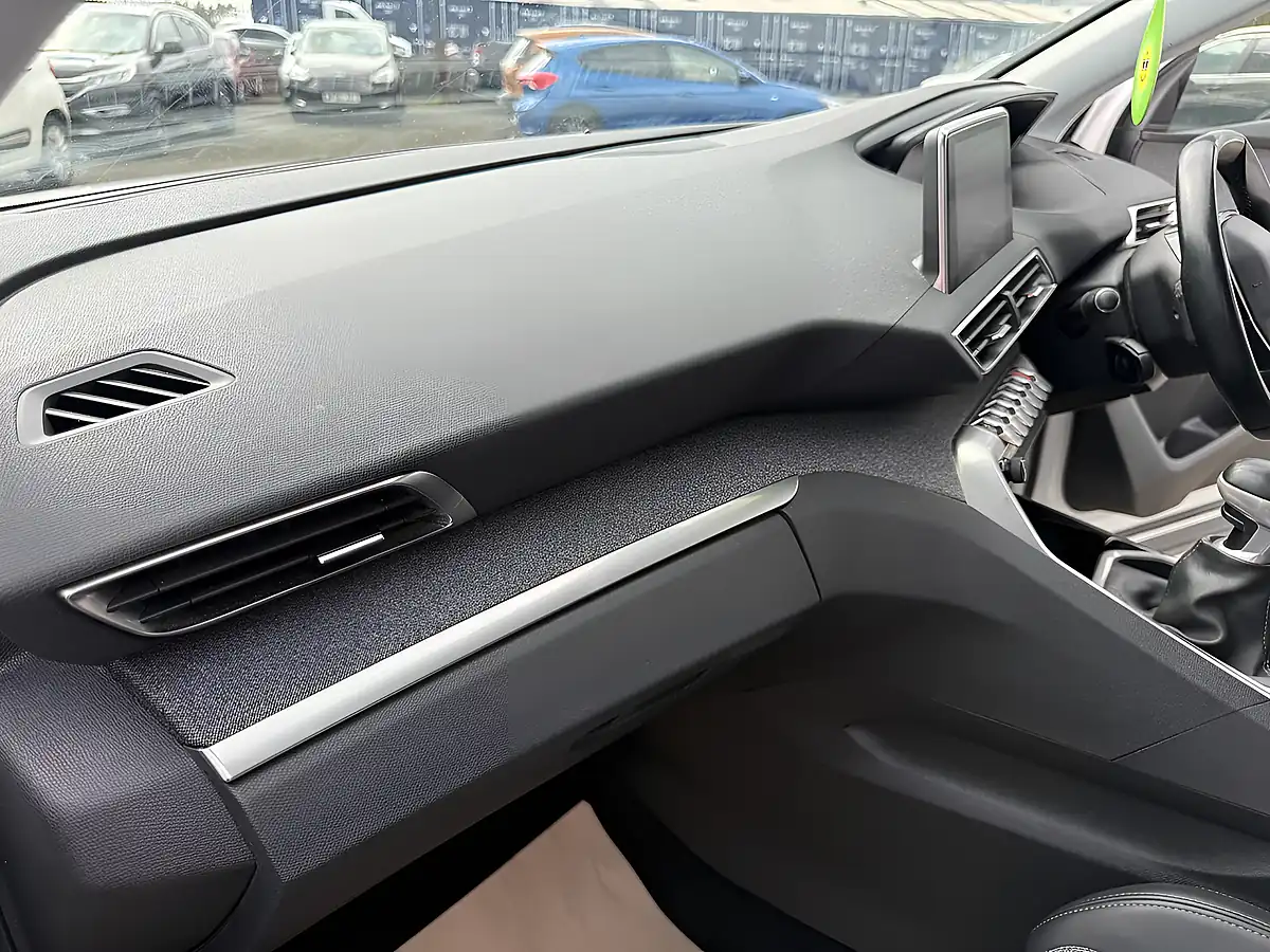 Used 2019 Peugeot 3008 Allure White - Interior and Exterior details 17