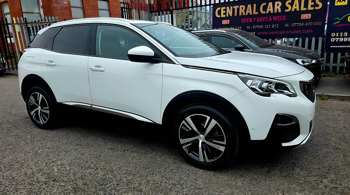 Used 2019 Peugeot 3008 Allure White - Front View