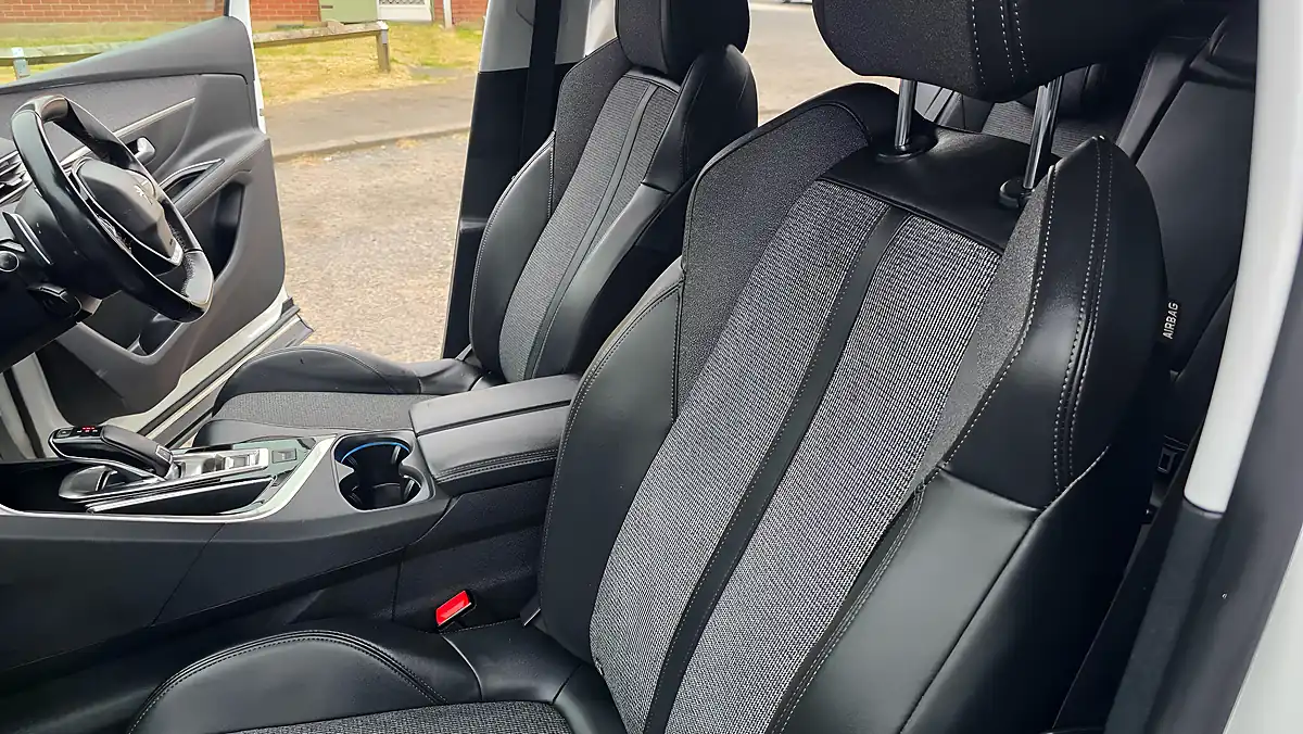 Used 2019 Peugeot 3008 Allure White - Interior and Exterior details 19