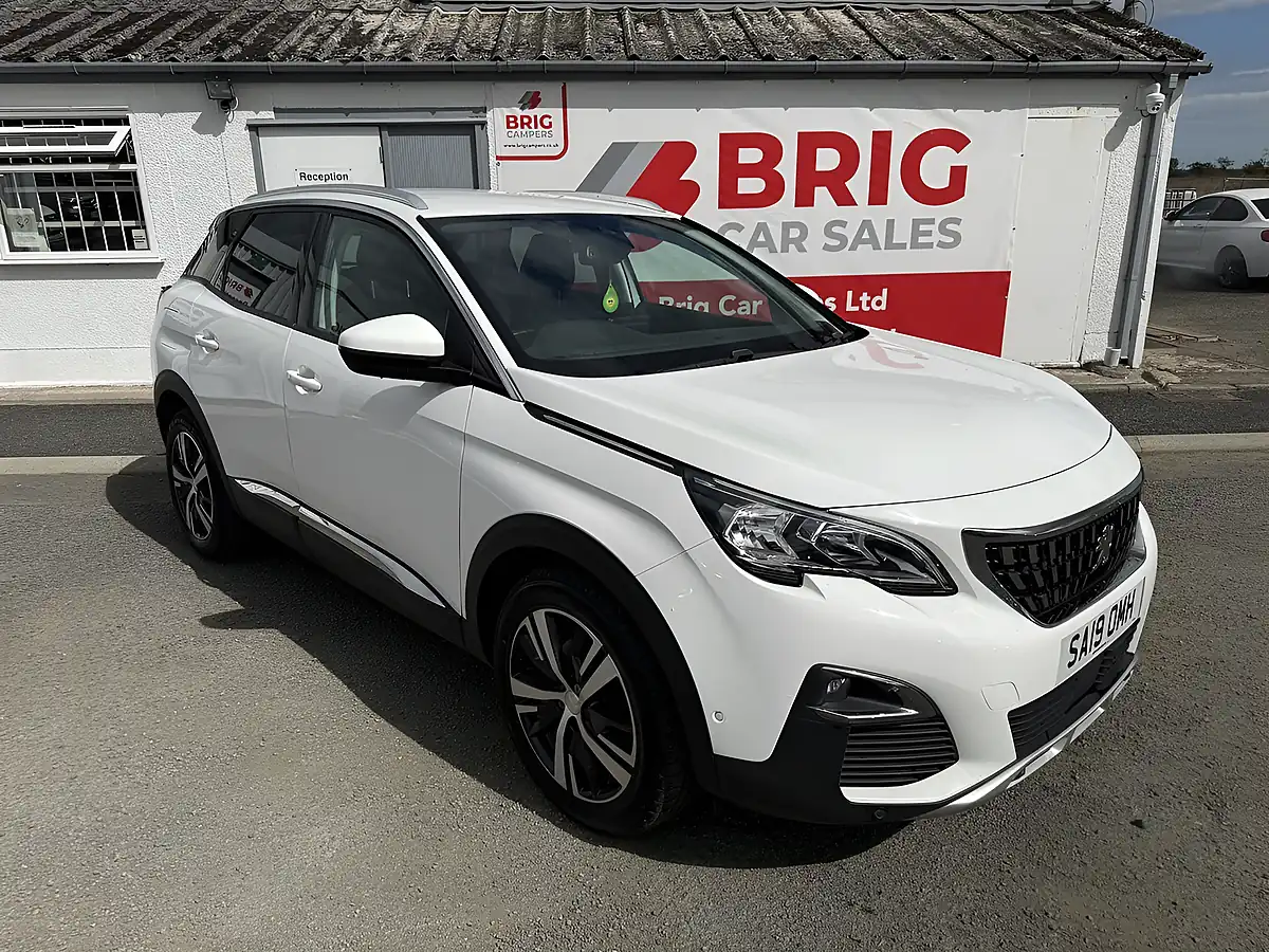 Used 2019 Peugeot 3008 Allure White - Front View