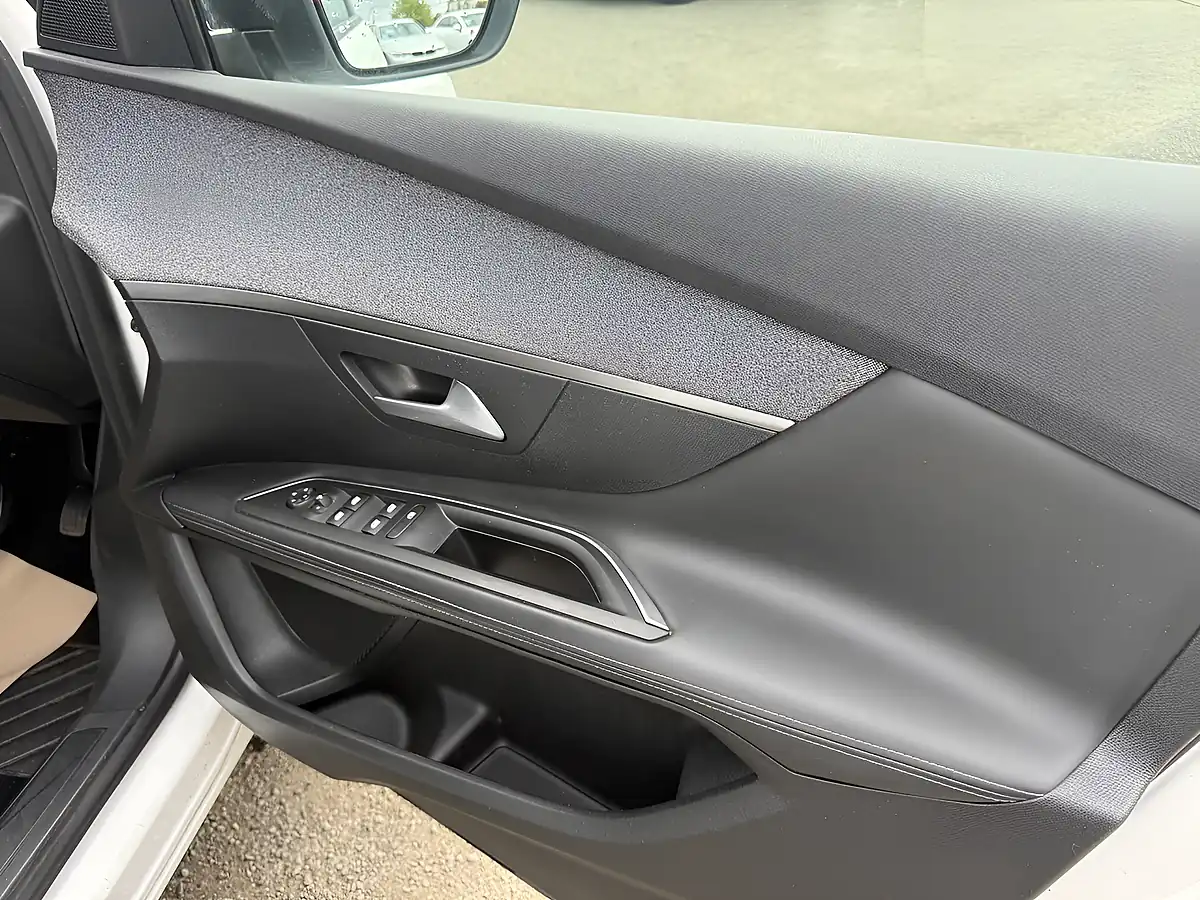 Used 2019 Peugeot 3008 Allure White - Interior and Exterior details 12