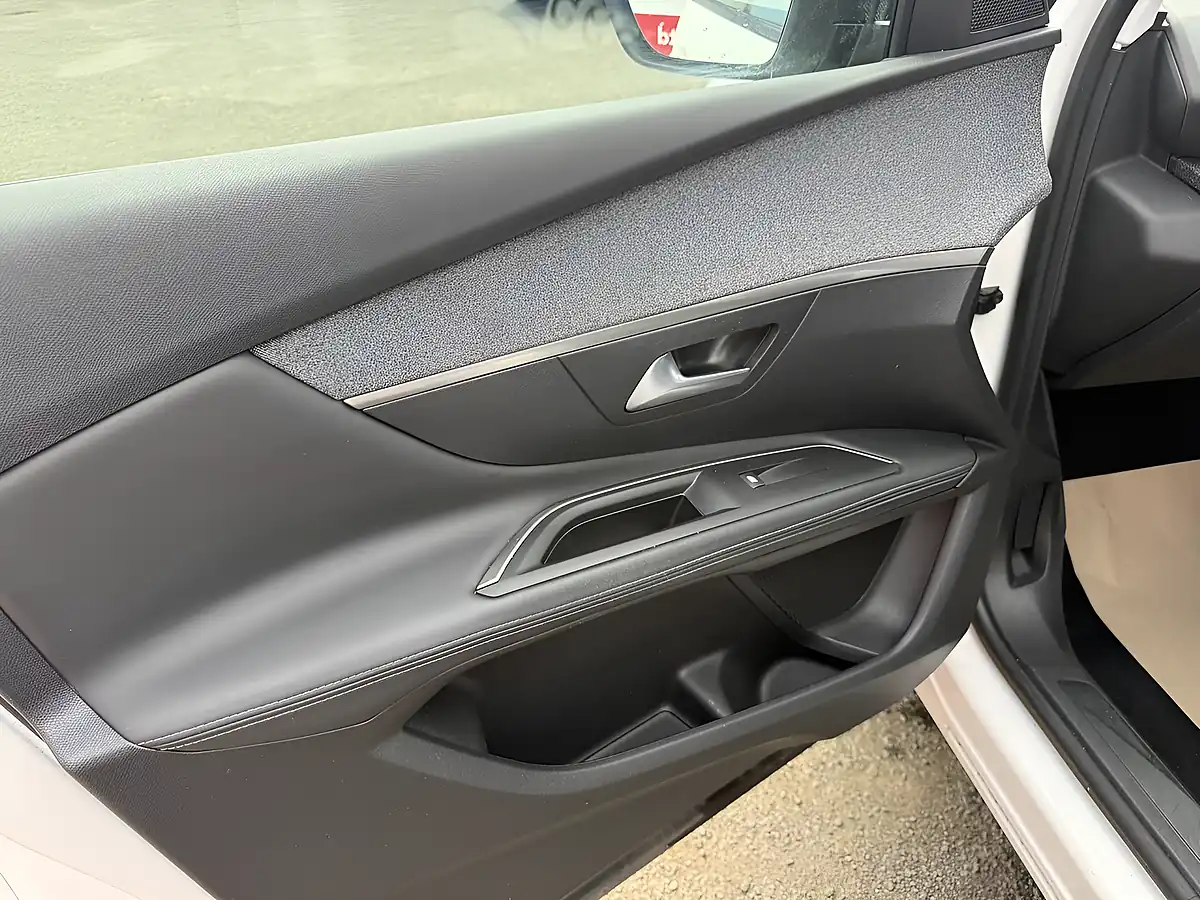 Used 2019 Peugeot 3008 Allure White - Interior and Exterior details 18