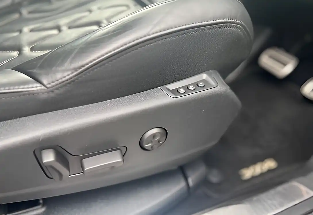 Used 2019 Peugeot 3008 GT Grey - Interior and Exterior details 12