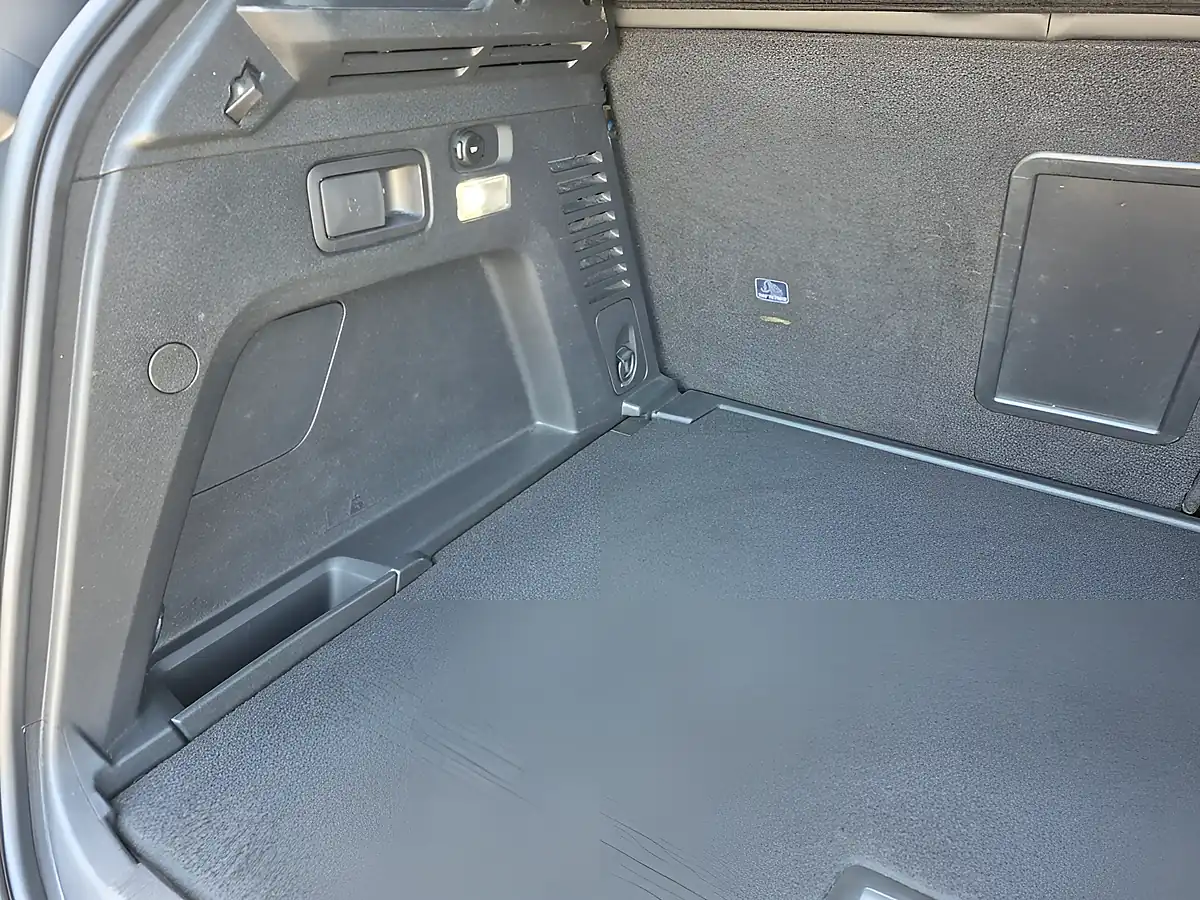 Used 2019 Peugeot 3008 GT Line Blue - Interior and Exterior details 11