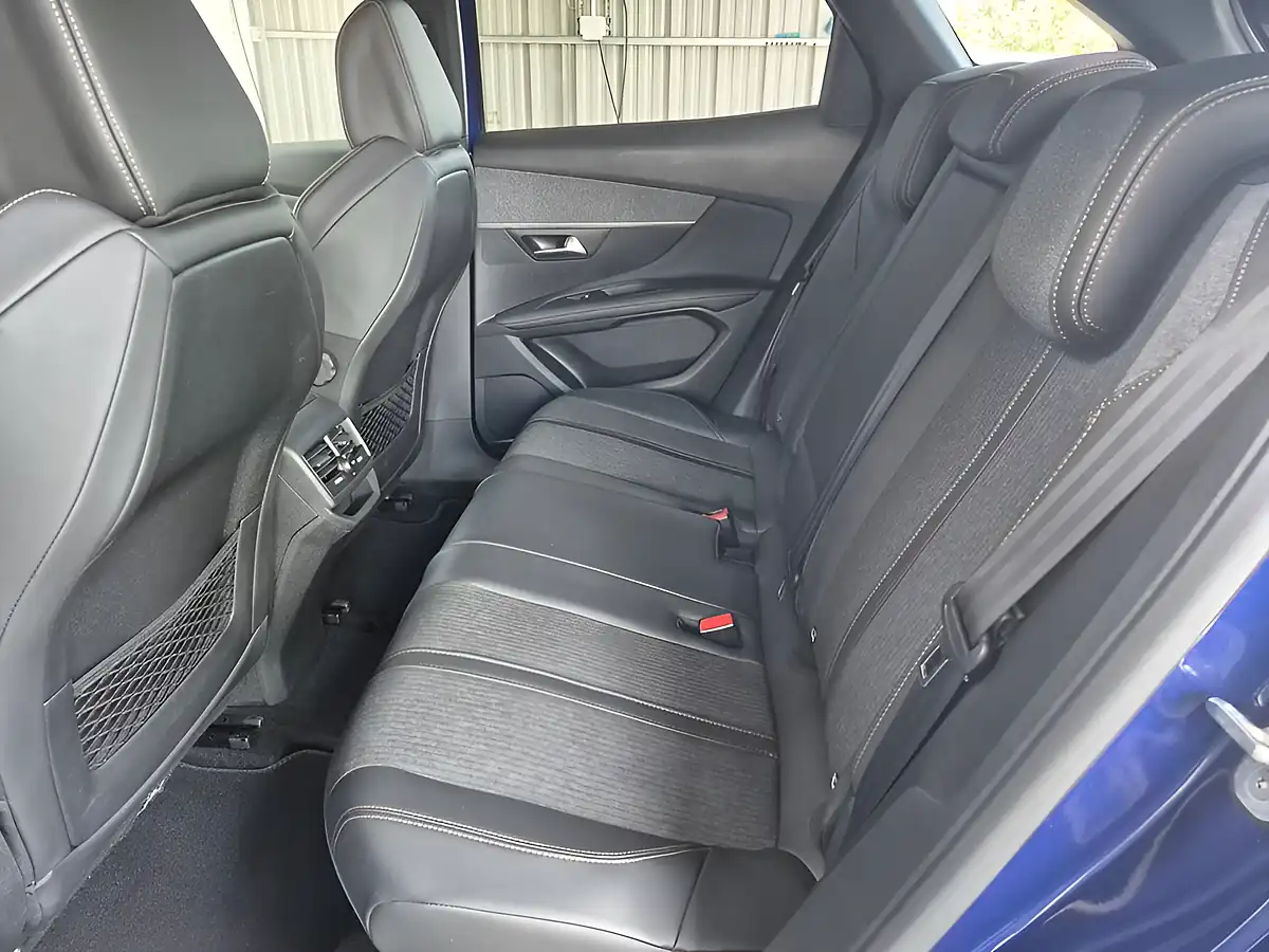 Used 2019 Peugeot 3008 GT Line Blue - Interior and Exterior details 16