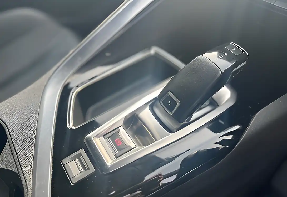 Used 2019 Peugeot 3008 GT Line Copper Bronze Metallic - Interior and Exterior details 18