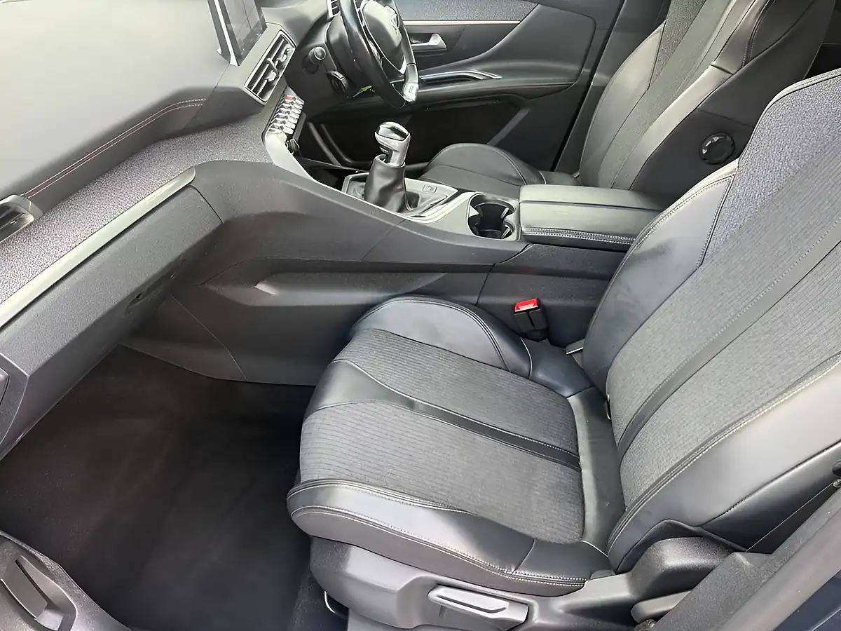 Used 2019 Peugeot 3008 GT Line Grey - Interior and Exterior details 10