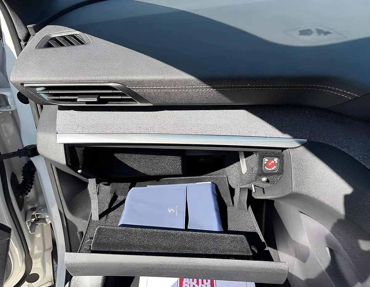 Used 2019 Peugeot 3008 GT Line White - Interior and Exterior details 12