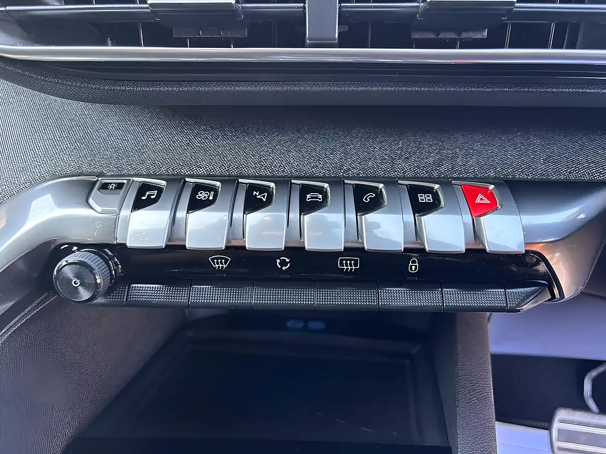 Used 2019 Peugeot 3008 GT Line White - Interior and Exterior details 14