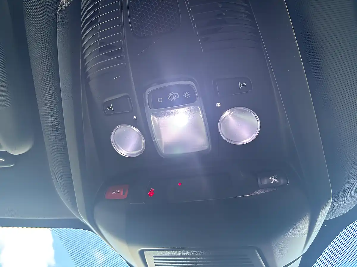 Used 2019 Peugeot 3008 GT Line White - Interior and Exterior details 17