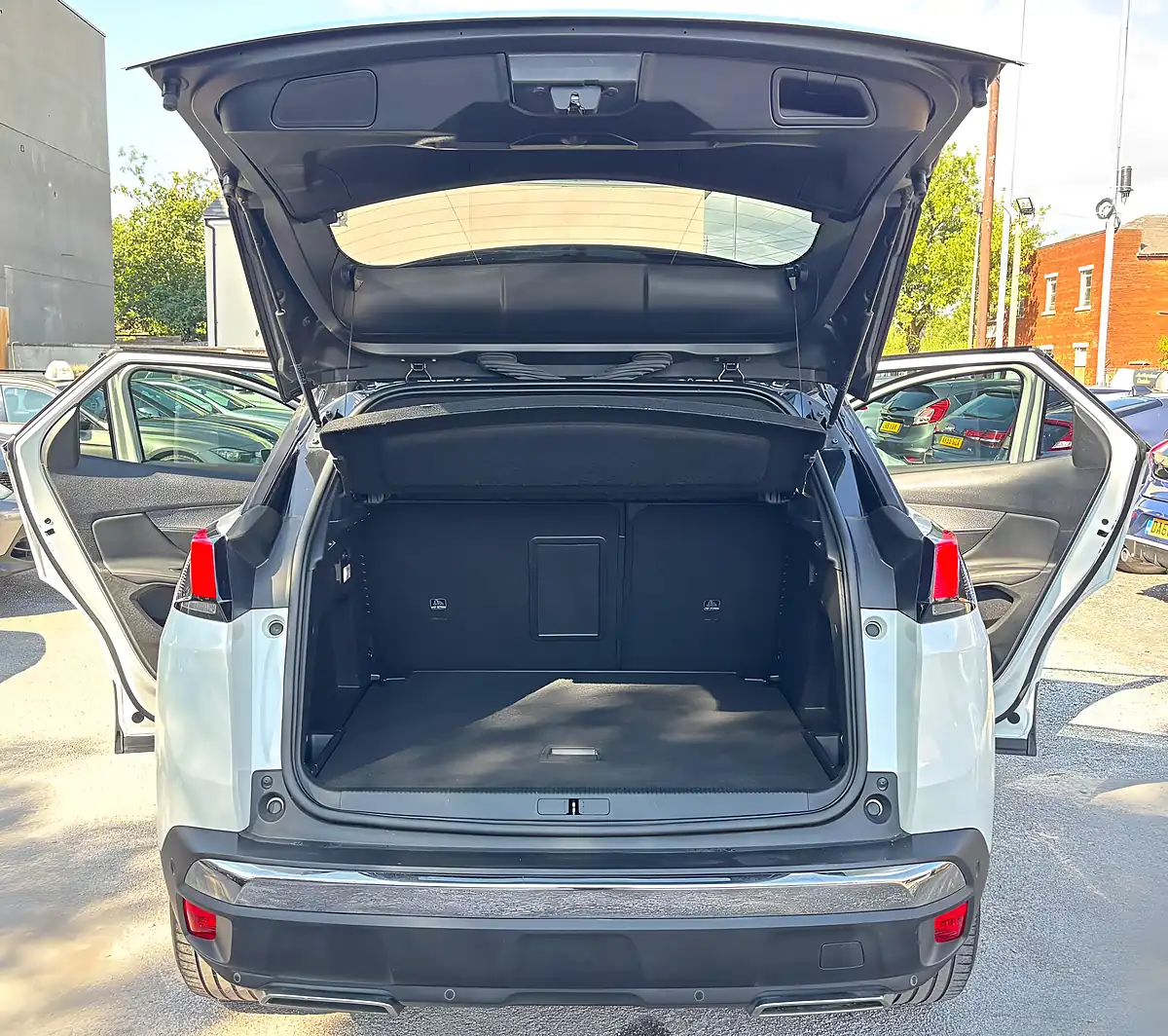 Used 2019 Peugeot 3008 GT Line White - Interior and Exterior details 9