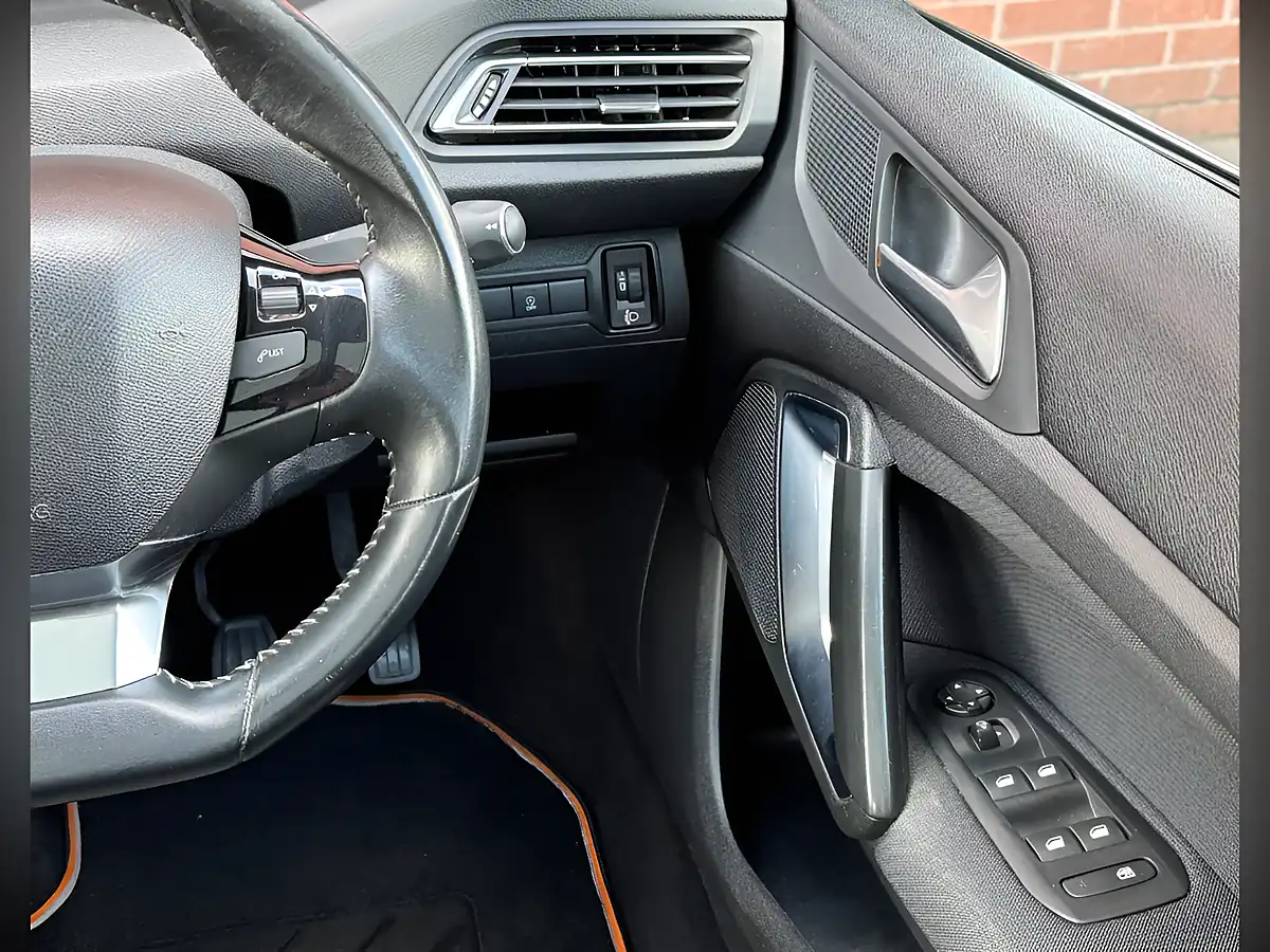 Used 2019 Peugeot 308 Allure Black - Interior and Exterior details 15
