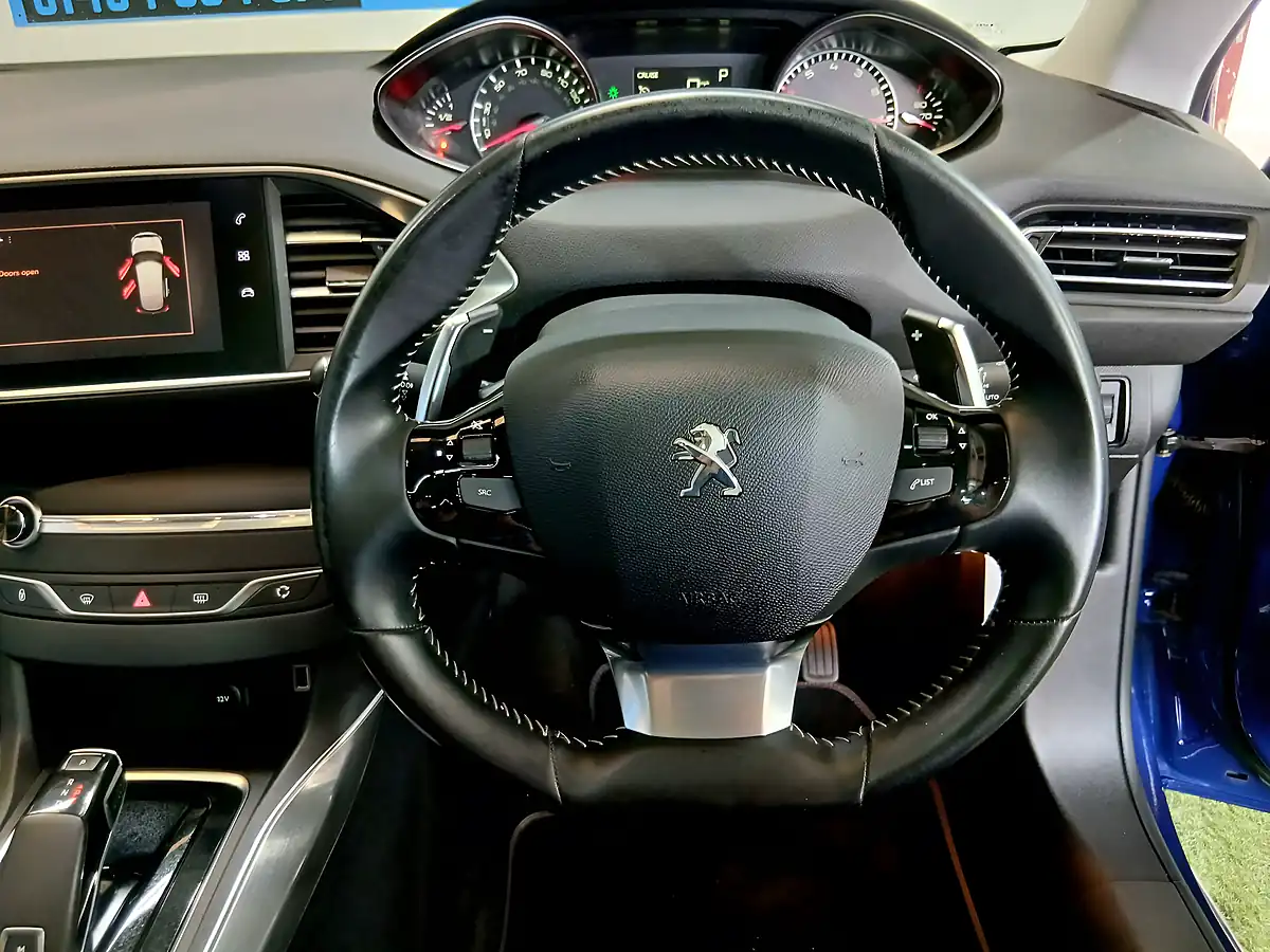 Used 2019 Peugeot 308 Allure Blue - Interior and Exterior details 12
