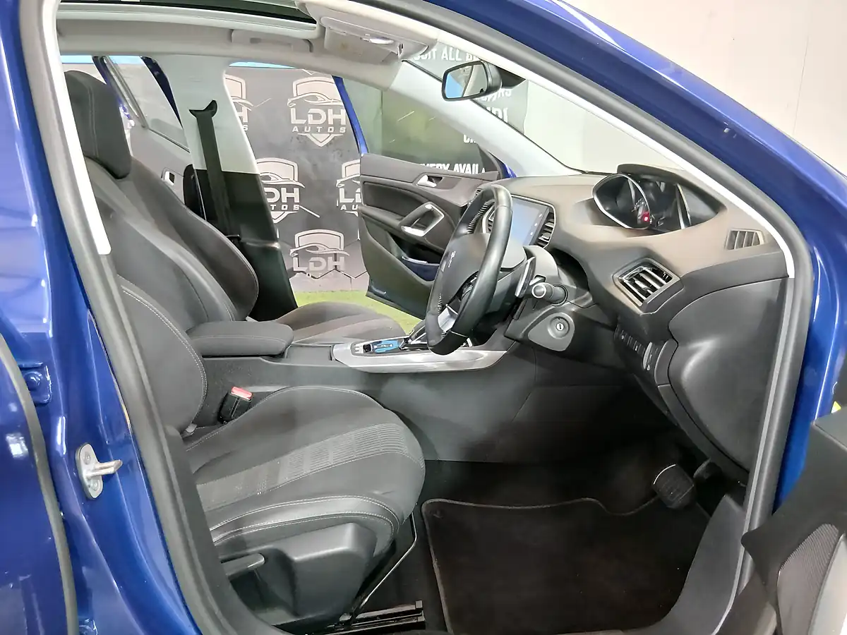 Used 2019 Peugeot 308 Allure Blue - Interior and Exterior details 8