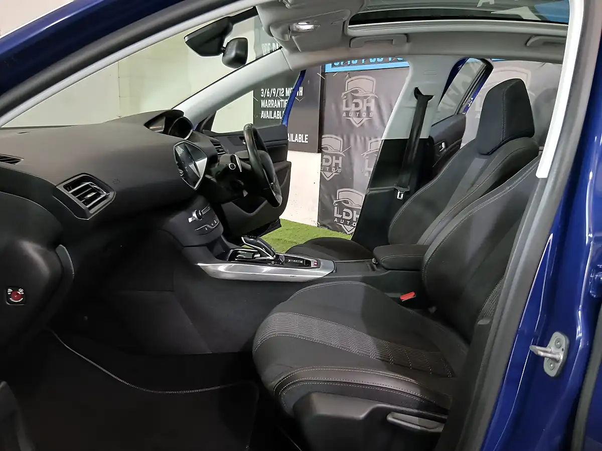 Used 2019 Peugeot 308 Allure Blue - Interior and Exterior details 9