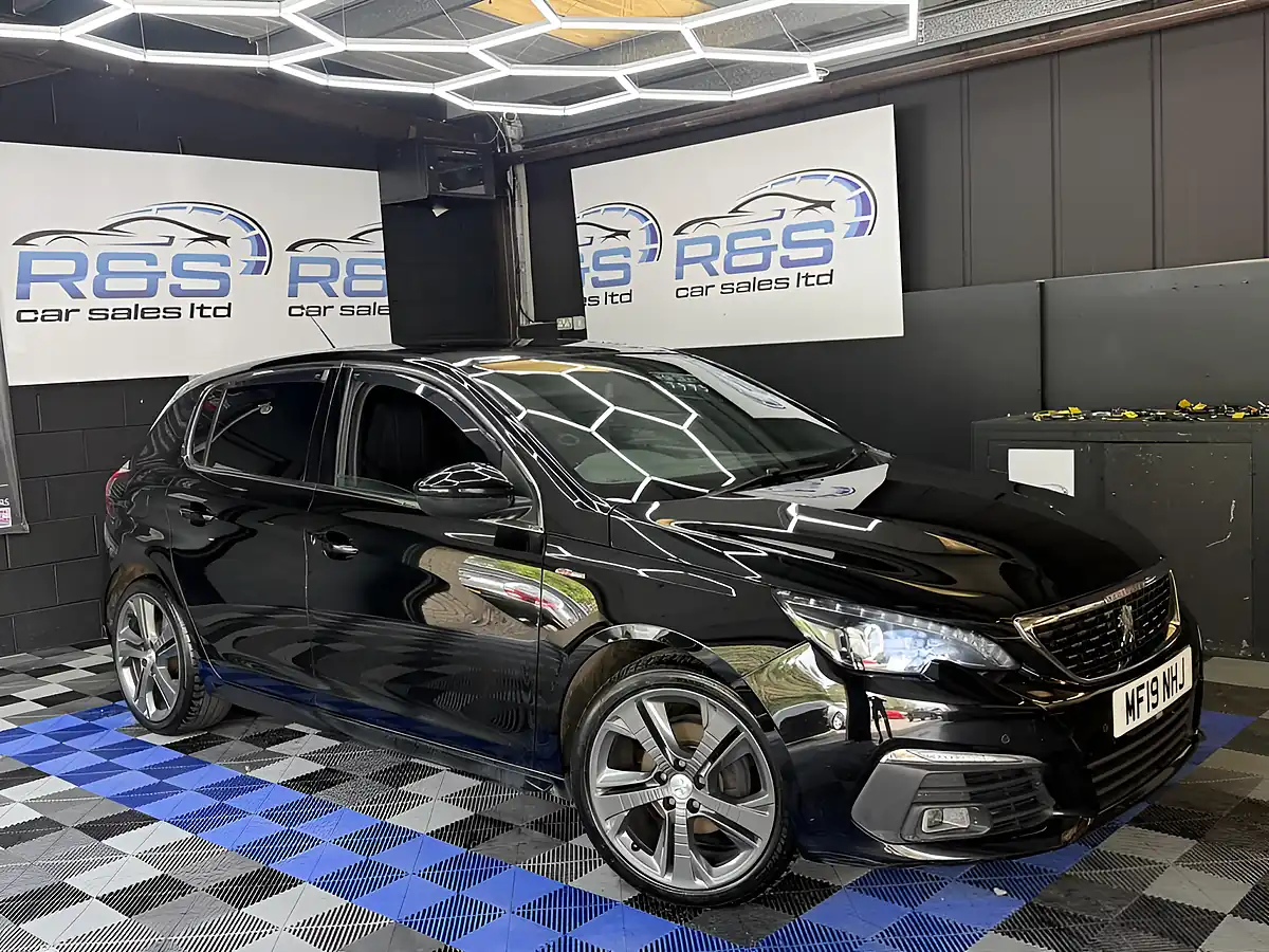 Used 2019 Peugeot 308 GT Line Black - Front View