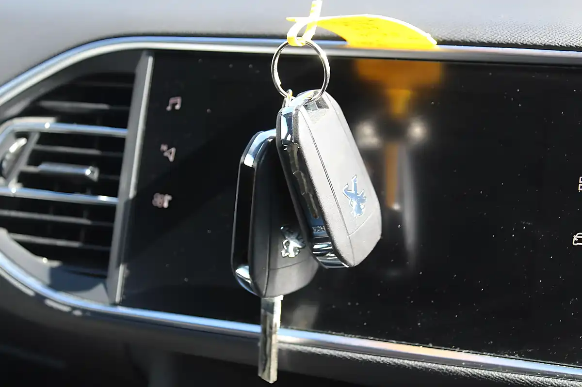 Used 2019 Peugeot 308 GT Line Blue - Interior and Exterior details 10