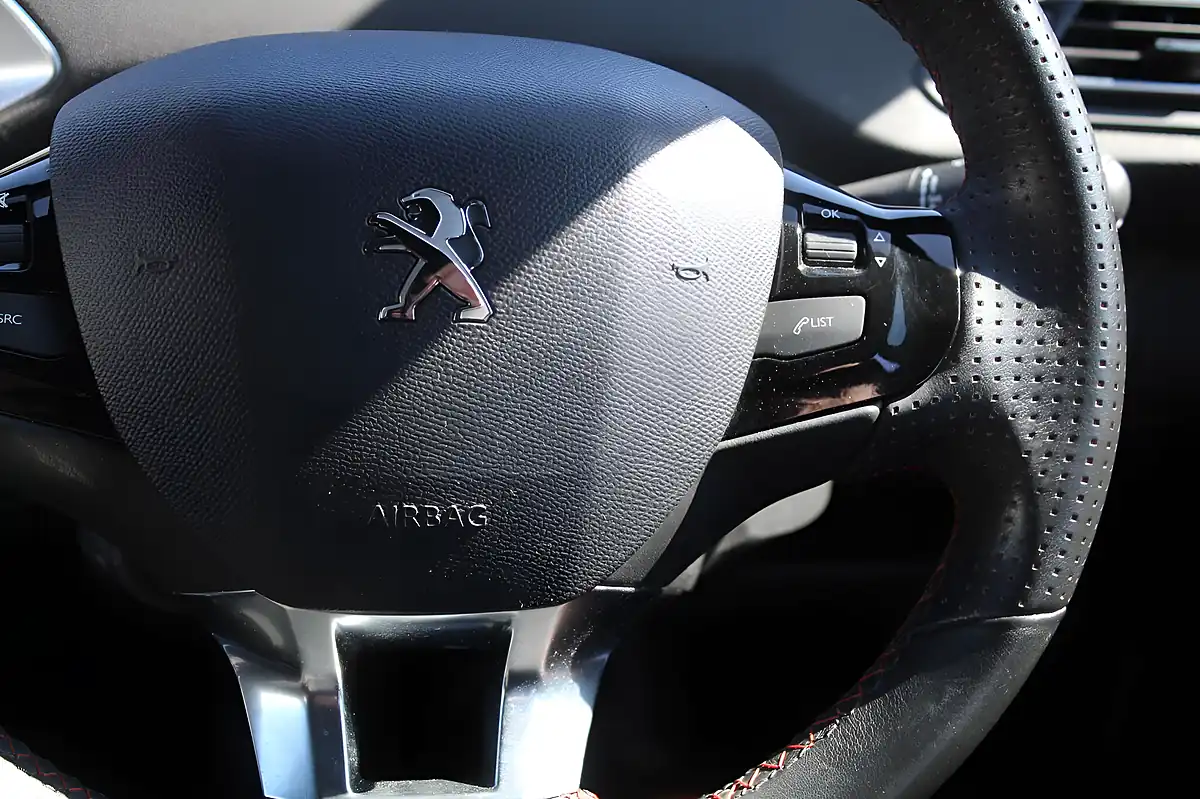 Used 2019 Peugeot 308 GT Line Blue - Interior and Exterior details 17