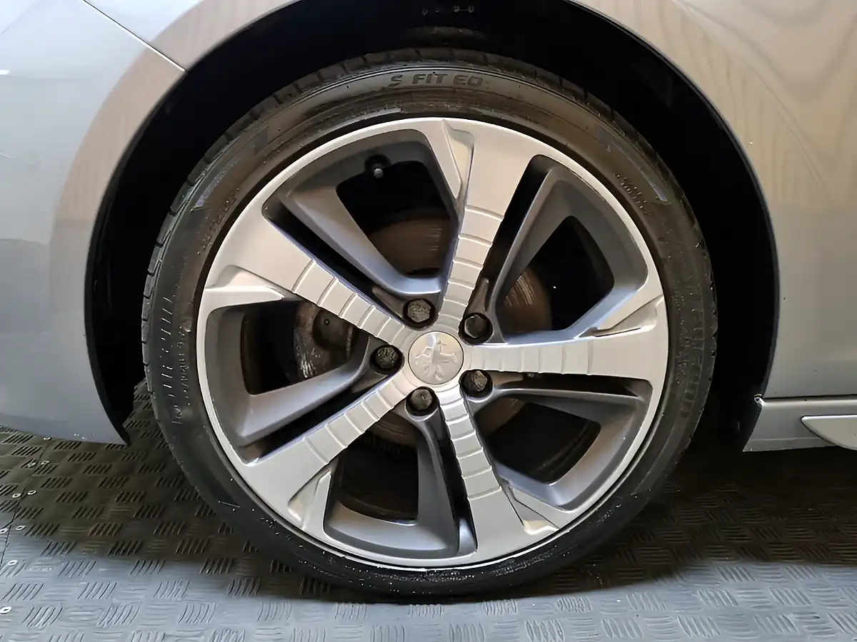 Used 2019 Peugeot 308 GT Line Cumulus Grey Metallic - Interior and Exterior details 13