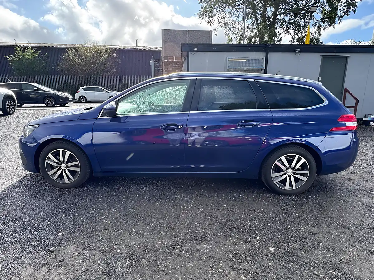 Used 2019 Peugeot 308 Sw Allure Blue - Interior and Exterior details 4