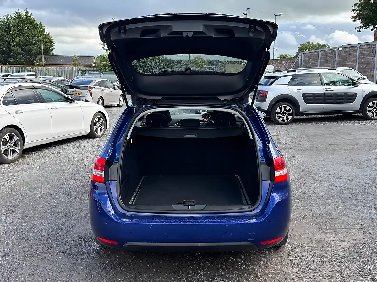 Used 2019 Peugeot 308 Sw Allure Blue - Interior and Exterior details 9