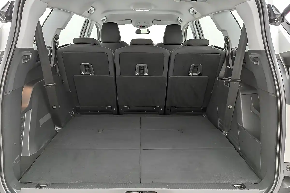 Used 2019 Peugeot 5008 Active White - Interior and Exterior details 12