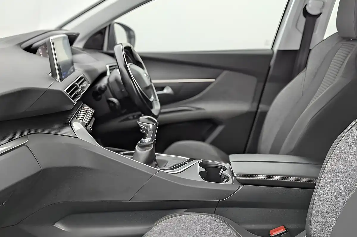 Used 2019 Peugeot 5008 Active White - Interior and Exterior details 13