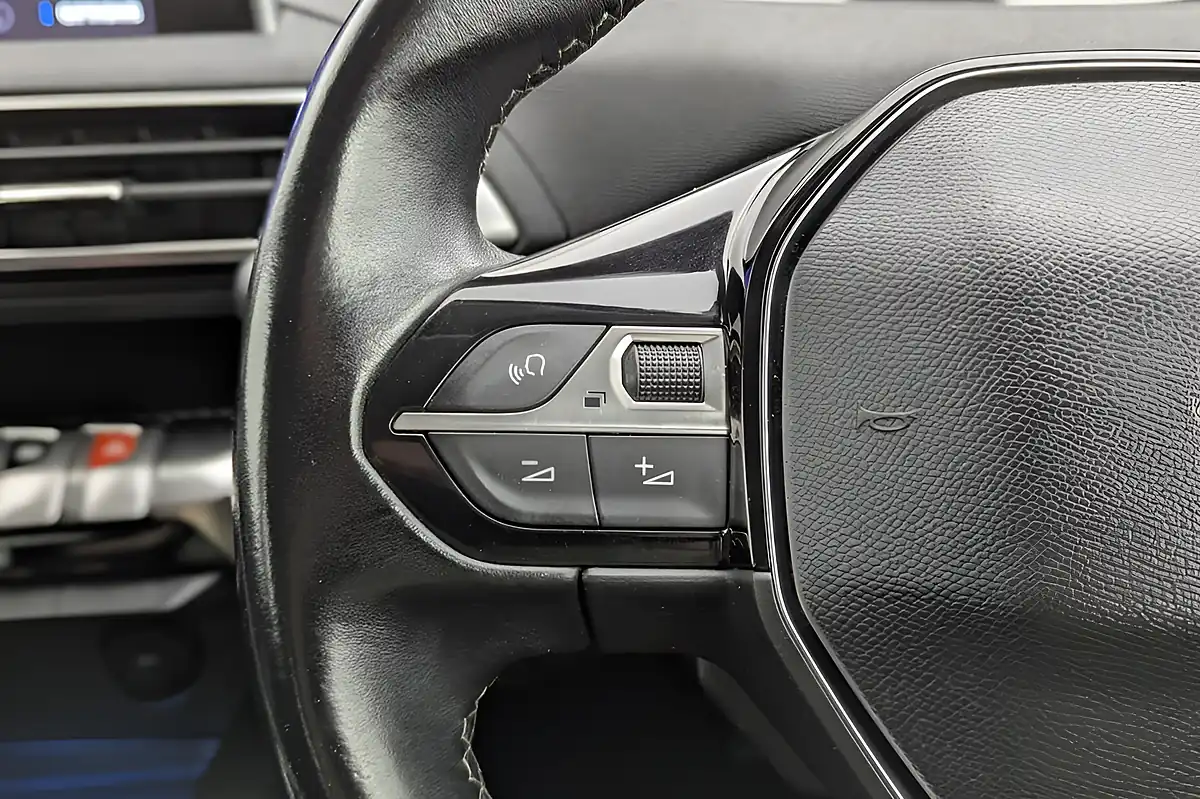 Used 2019 Peugeot 5008 Active White - Interior and Exterior details 15
